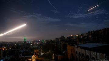ثلاث انفجارات في مبنى عسكري بريف دمشق الغربي