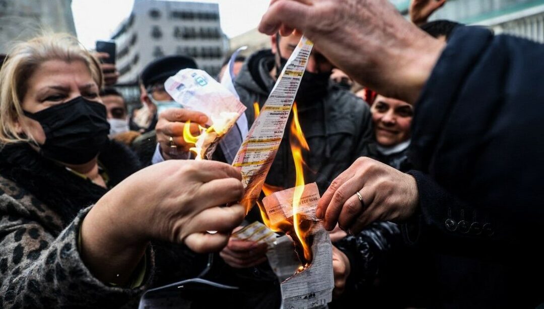 turkishminute. صورة أرشيفية مواطنين أتراك يتظاهرون احتجاجا على ارتفاع أسعار فواتير الكهرباء
