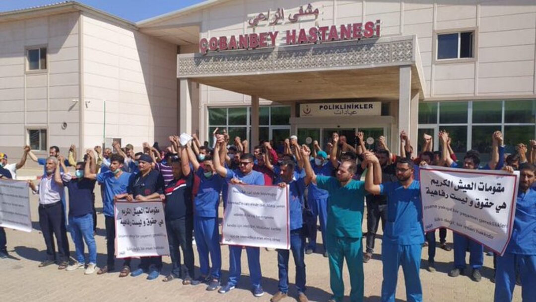 اعتصام الكوادر الطبية في مناطق النفوذ التركي شمال سوريا