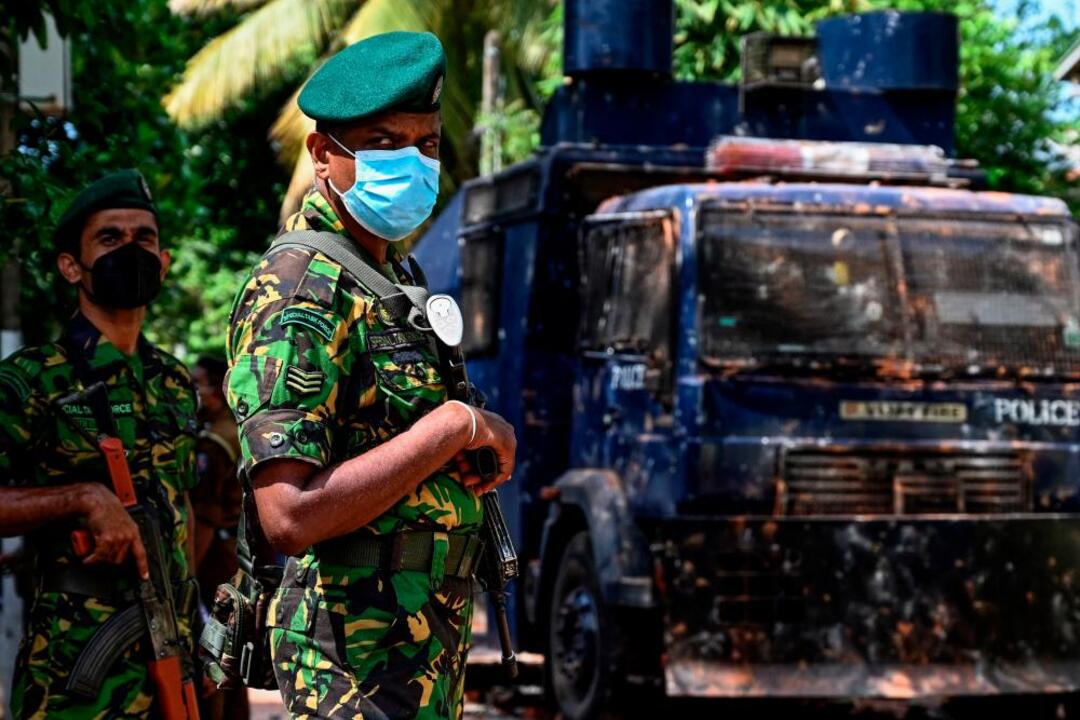 الجنود يؤمنون ويطوقون المنطقة القريبة من منزل الرئيس السريلانكي غوتابايا راجاباكسا في كولومبو في 1 أبريل 2022. AFPPIX