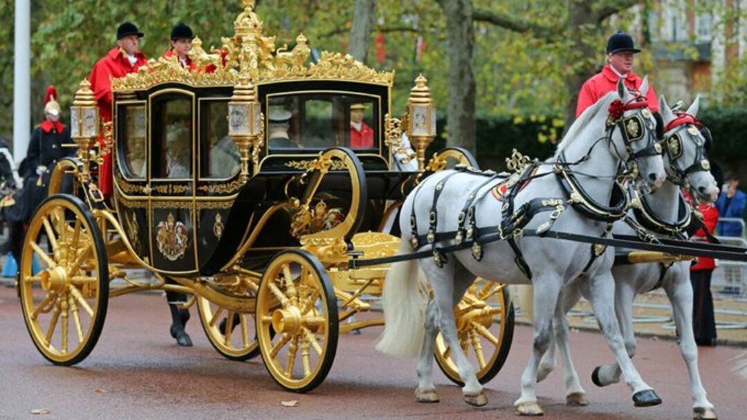 ماكرون يهدي ملكة بريطانيا حصاناً فريداً
