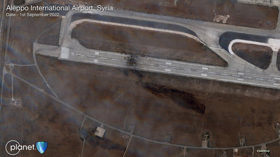 صور تظهر تضرر مدرج مطار حلب بعد غارة جوية 