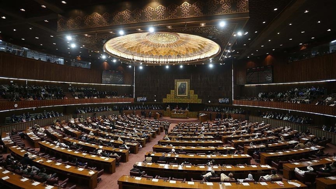 البرلمان الباكستاني ينتخب رئيساً للوزراء.. بين شريف والقرشي