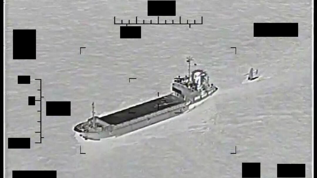 البحرية الأميركية تعترض سفينة إيرانية احتجزت مسيرتين مائيتين