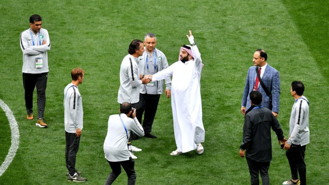 تركي آل الشيخ يرّد على مدرب المنتخب السعودي السابق بكلمتين