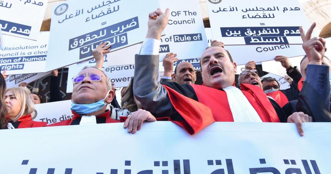 تونس.. ثلاث نقابات للقضاة تعلّق الإضراب