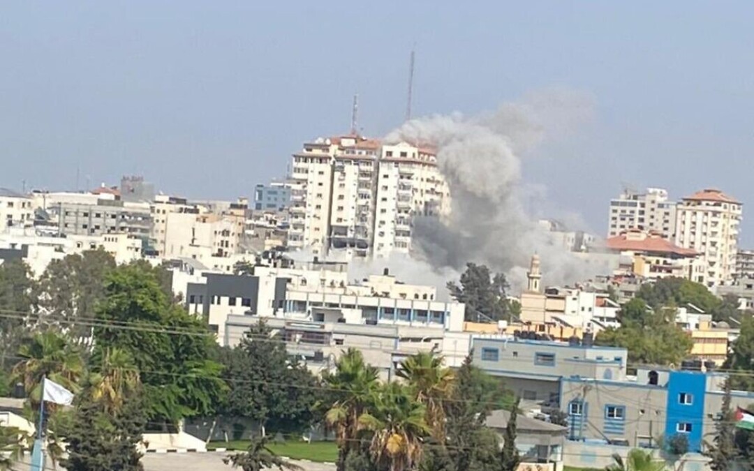 غزة.. سقوط مدنيين وجرحى بغارة جوية استهدفت قيادياً في