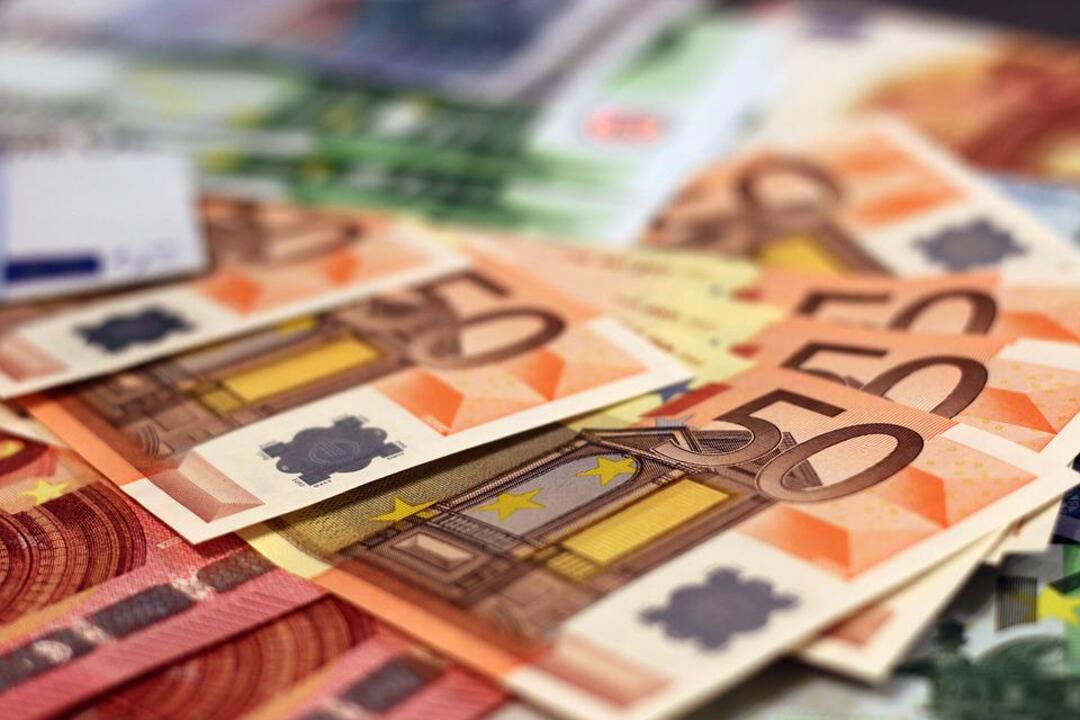 Euro hits 20-year low against dollar as Russia cuts off gas to Germany