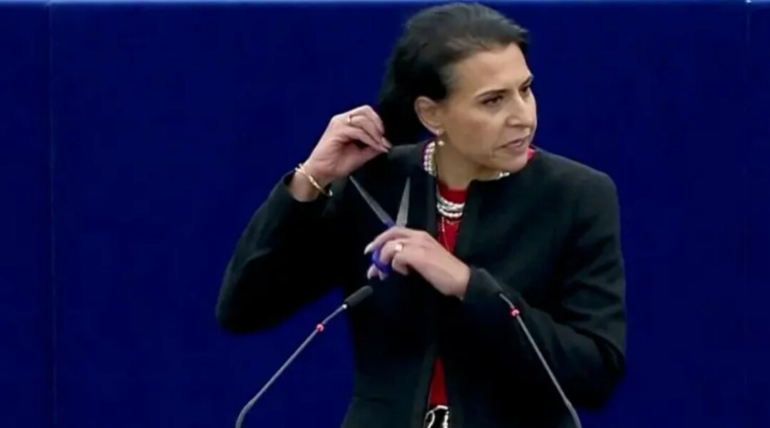 عضوة بالبرلمان الأوروبي تقص شعرها تضامناً مع نساء إيران