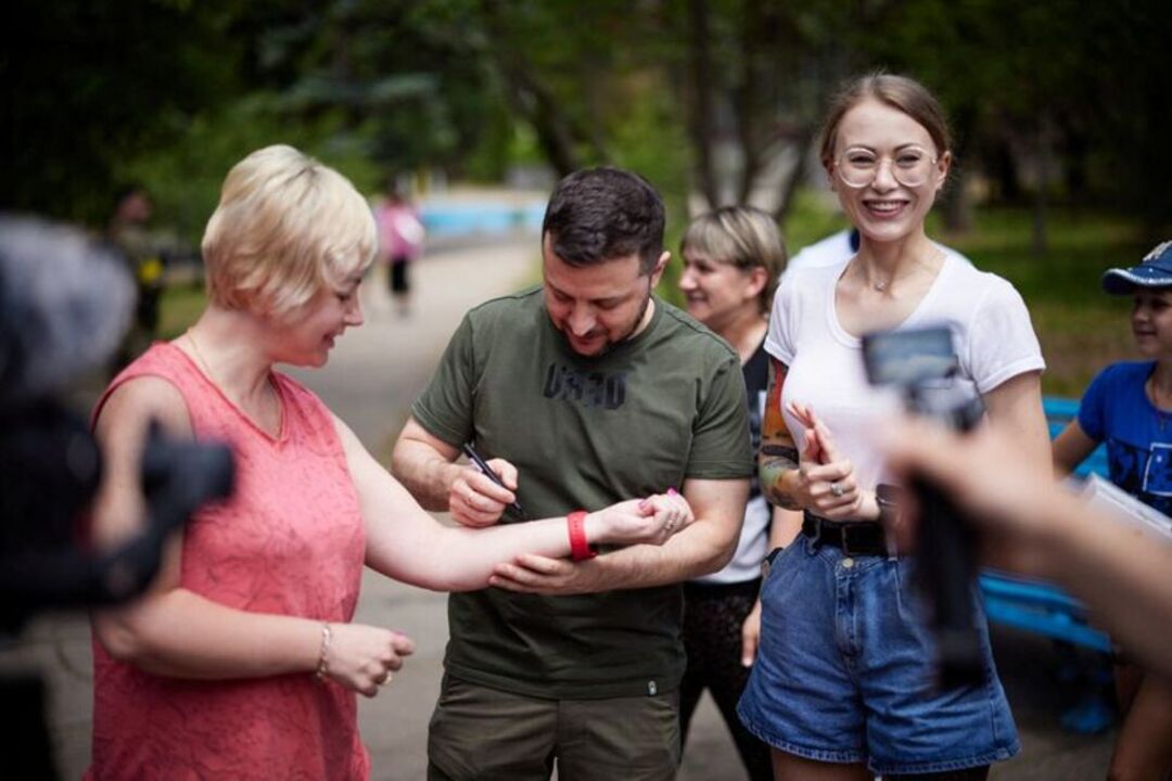 Volodymyr Zelenskiy visits two towns near front in eastern Ukraine