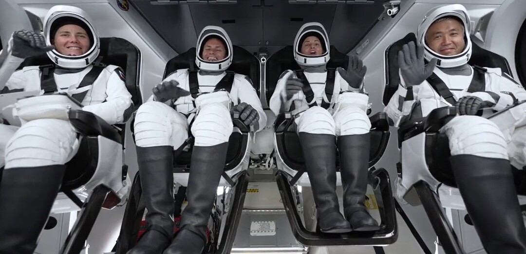 كبسولة سبيس إكس تنقل طاقم ناس وروس إلى محطة فضائية