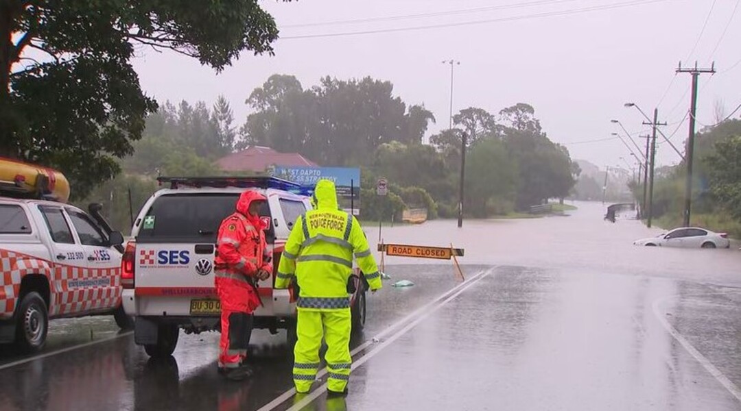 Another rain bomb is smashing huge parts of NSW, including the Illawarra. (9News). فيضانات سيدني