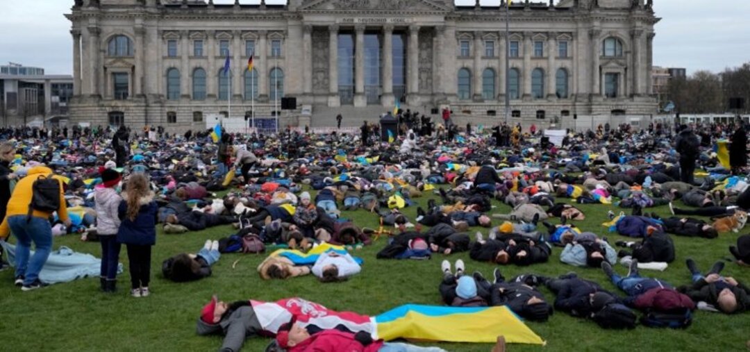 Thousands protesters lie down in Berlin to demand their country stop purchasing Russian oil and gas
