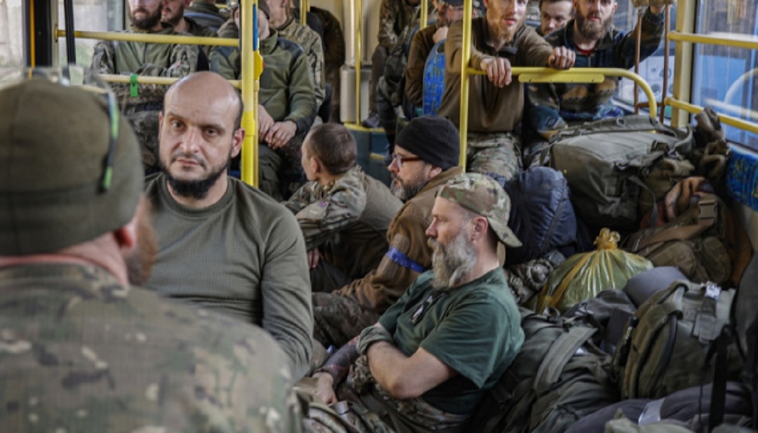 روسيا تفرج عن 215 أوكرانياً كانوا محتجزين بعد معركة ماريوبول