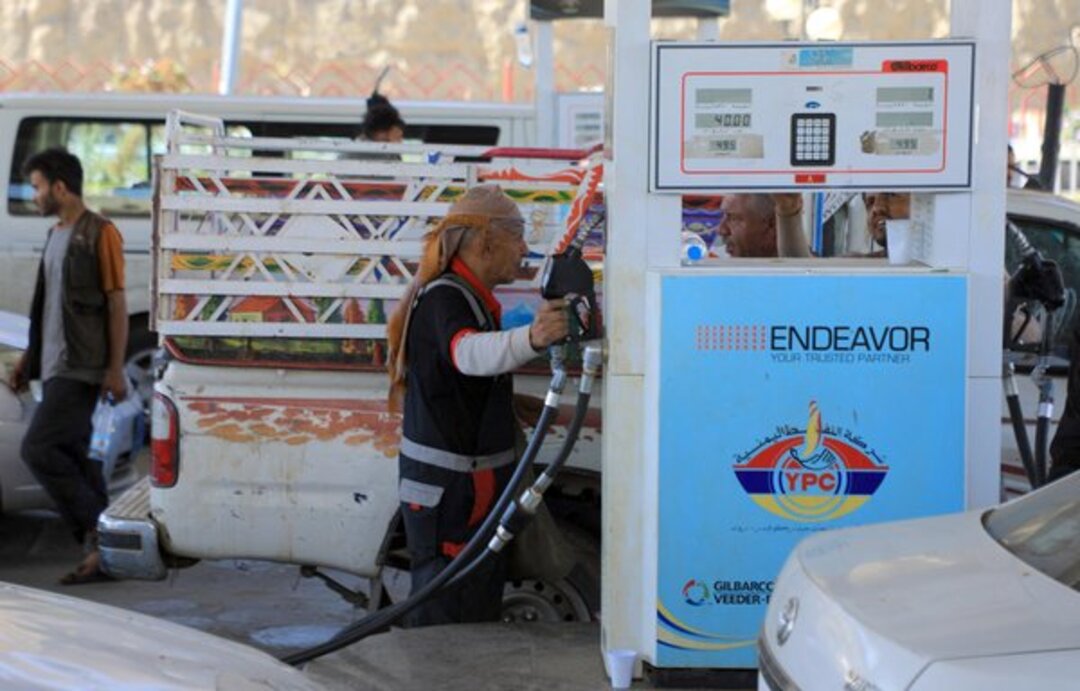 الحوثي يخفّض أسعار بنزين السيارات 14% في شمال اليمن