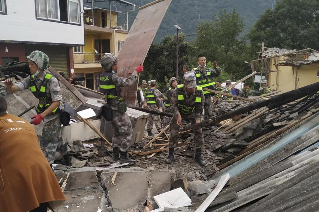 ارتفاع عدد قتلى زلزال الصين إلى 74.. الشرطة رفضت خروج الناس من منازلهم