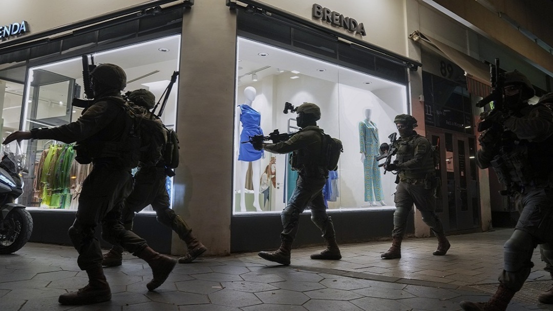 الشرطة الإسرائيلية تبدأ عملية تفتيش واسعة بحثاً عن منفذي هجوم إلعاد