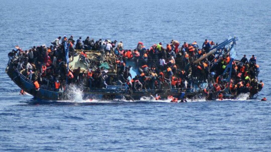 ​​يطلبون الإنقاذ.. عشرات المهاجرين السوريين واللبنانيين محاصرين في البحر
