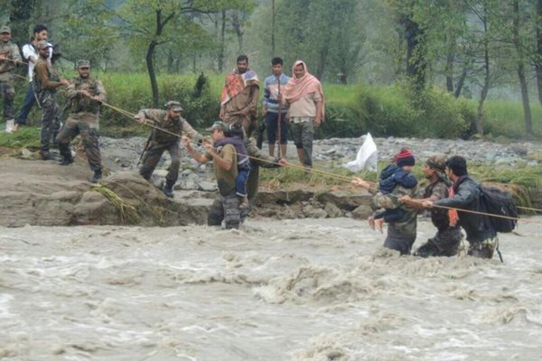 فيضانات وانهيارات أرضية تقتل العشرات في الهند