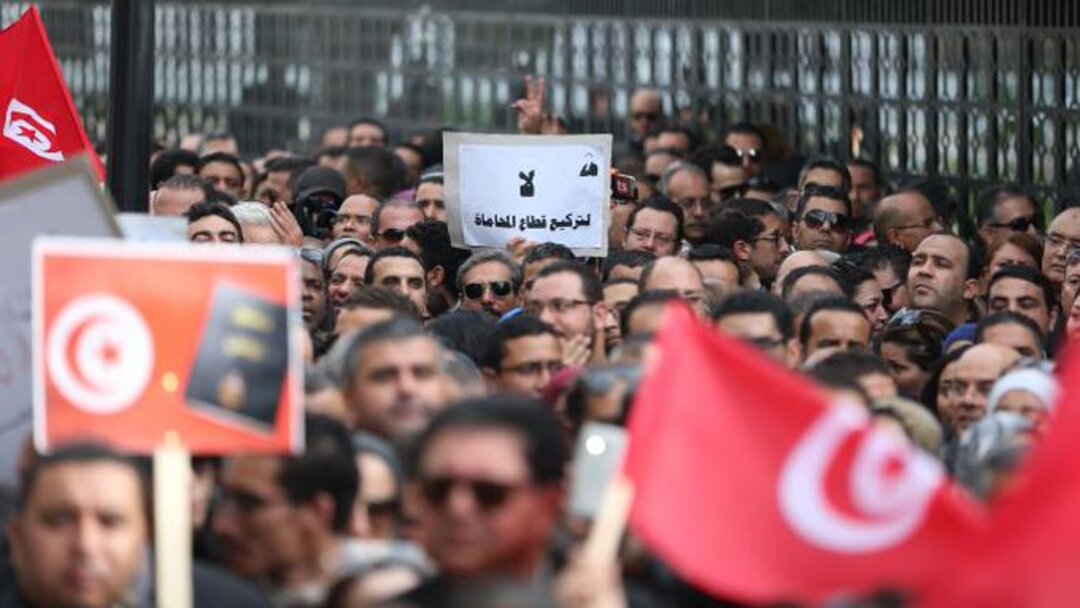 محامو تونس ينتخبون قيادة لهيئة المحامين وسط هتفات 