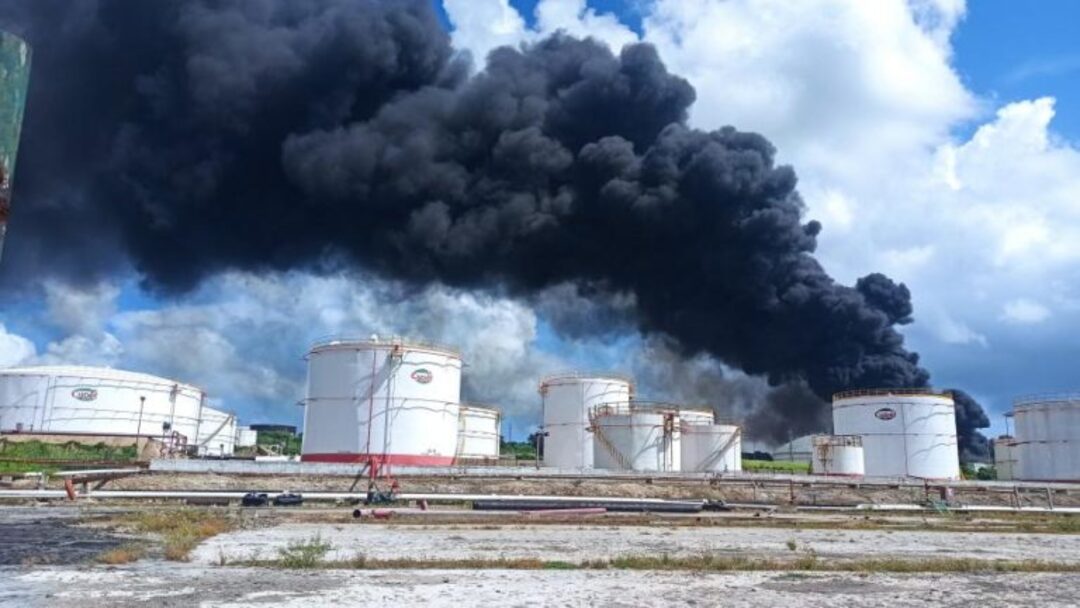 بعد أسبوع.. إخماد الحريق في خزانات النفط في كوبا