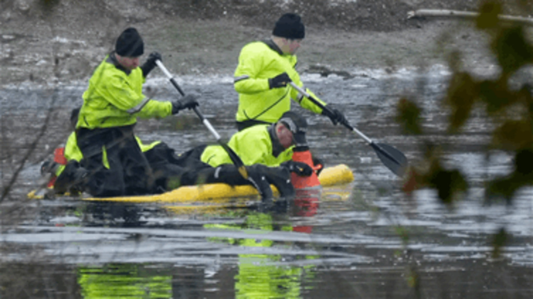 موجة البرد تودي بحياة 3 أطفال سقطوا في بحيرة متجمدة في بريطانيا