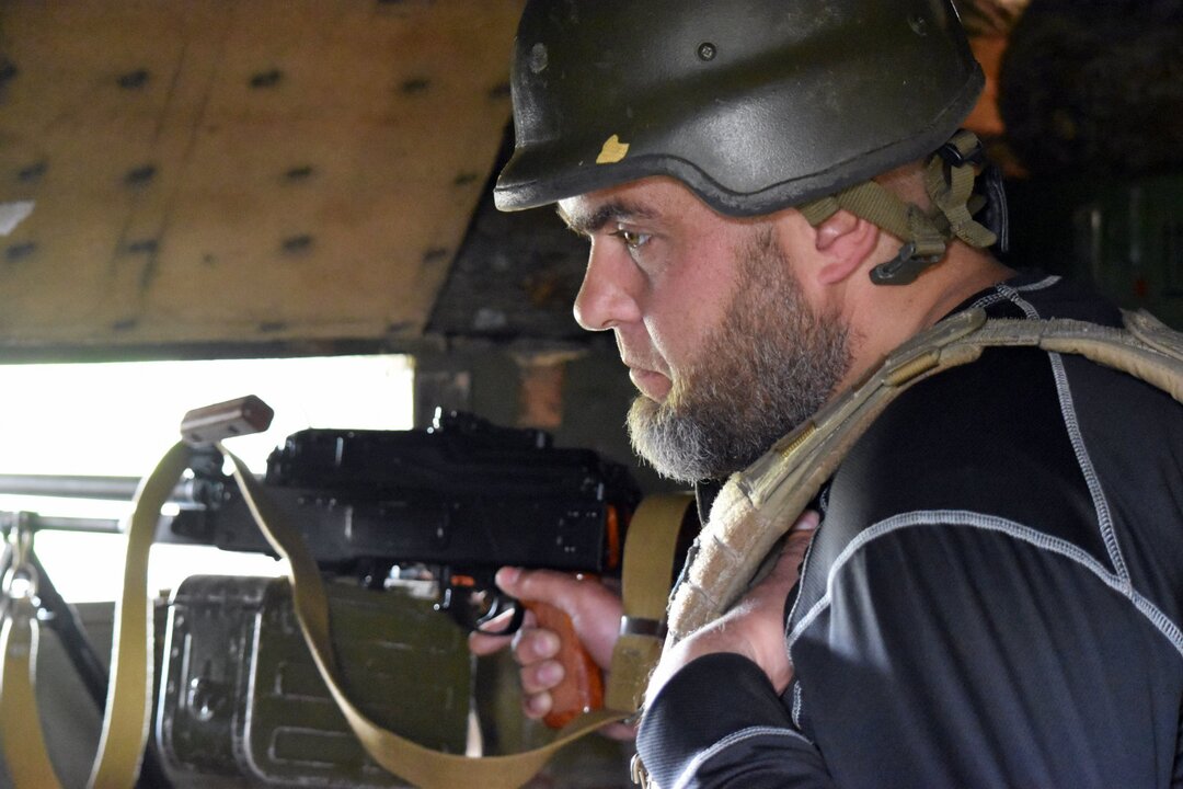 Ukrainian troops getting weapons training in UK