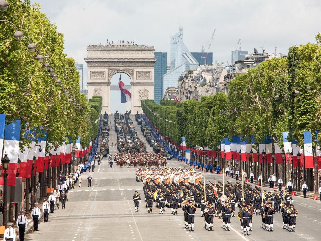 عرض عسكري في العيد الوطني الفرنسي.. تحية لأوكرانيا