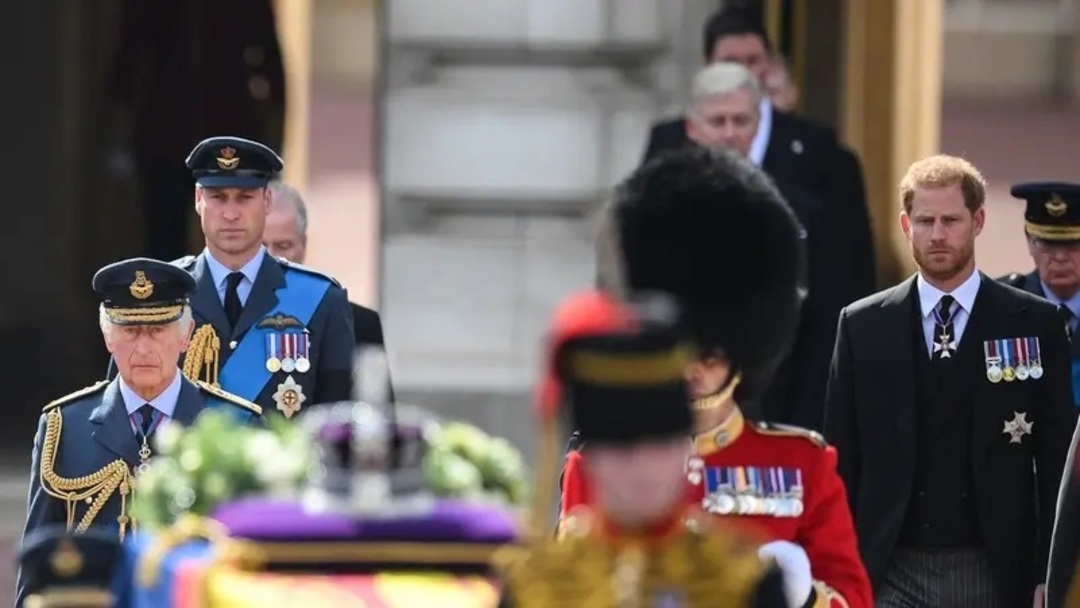 William and Harry prepare to hold vigil by late queen's coffin