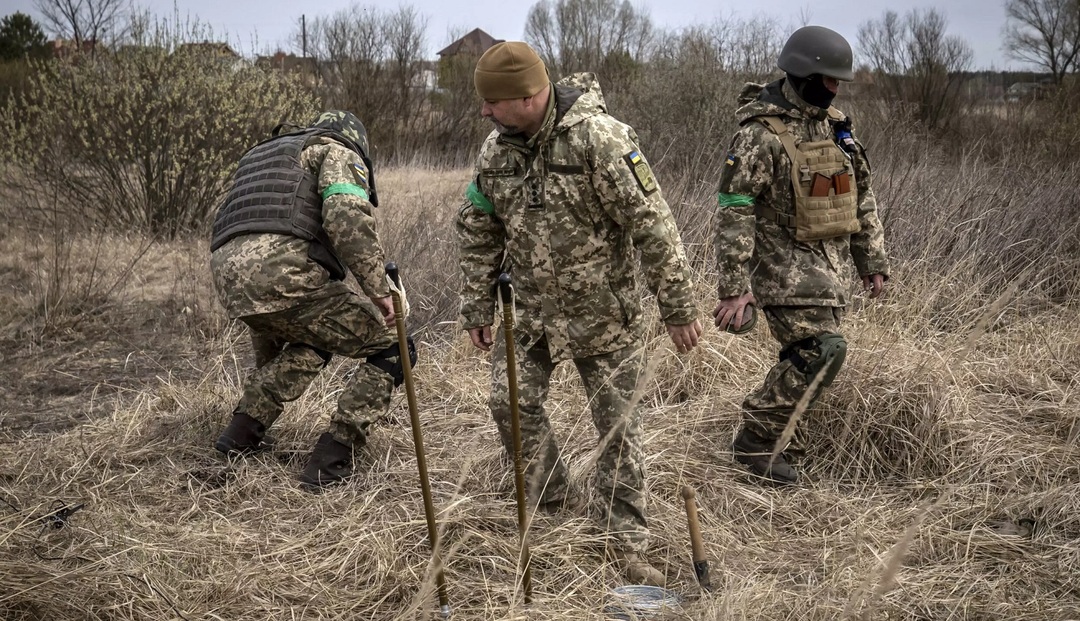 خبراء متفجرات أوكرانيون ينزعون حقل ألغام روسي خارج كييف