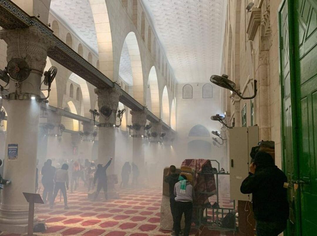 جرحى بعد اشتباكات بين فلسطينيين والشرطة الإسرائيلية في باحة المسجد الأقصى