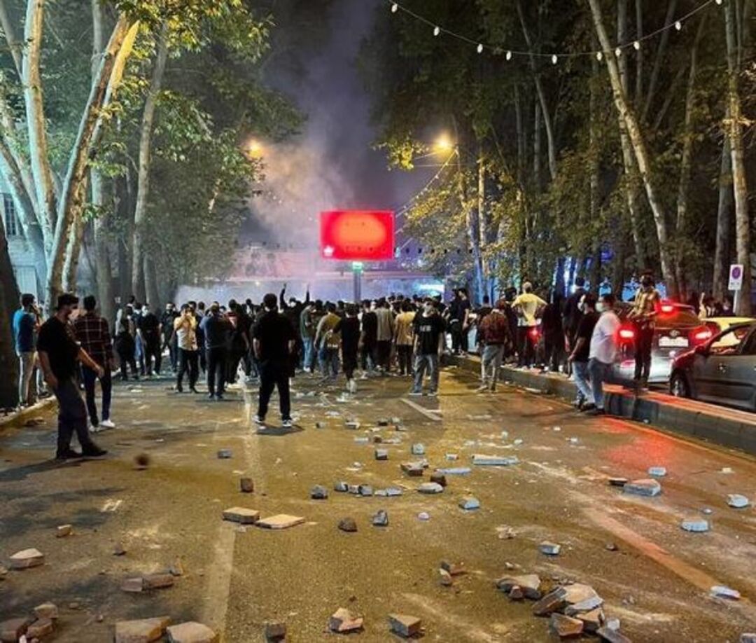 احتجاجات ليلية في إيران وحرق مقر للباسيج في 