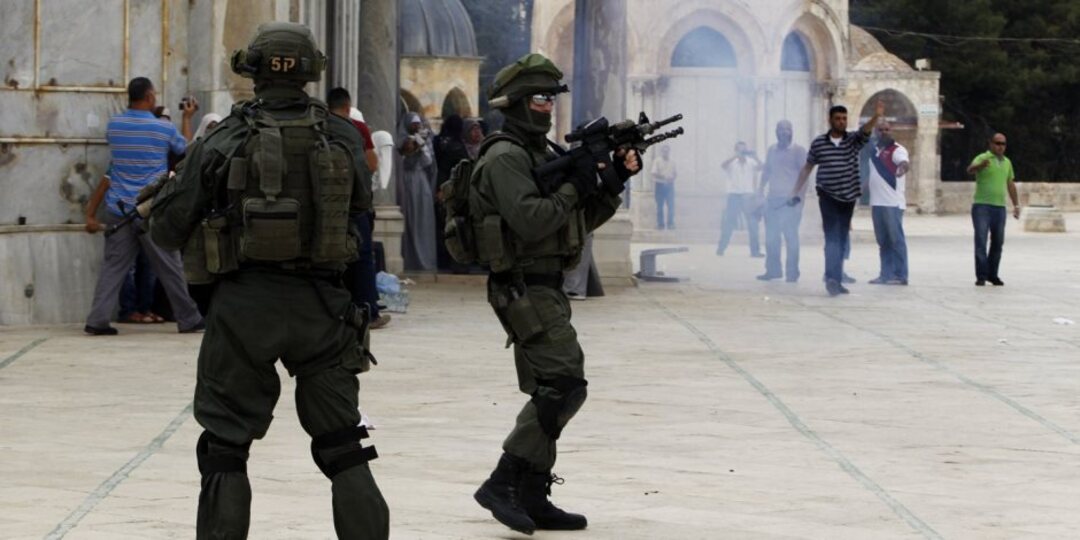 القوات الإسرائيلية تقتحم المسجد الأقصى بأعداد كبيرة