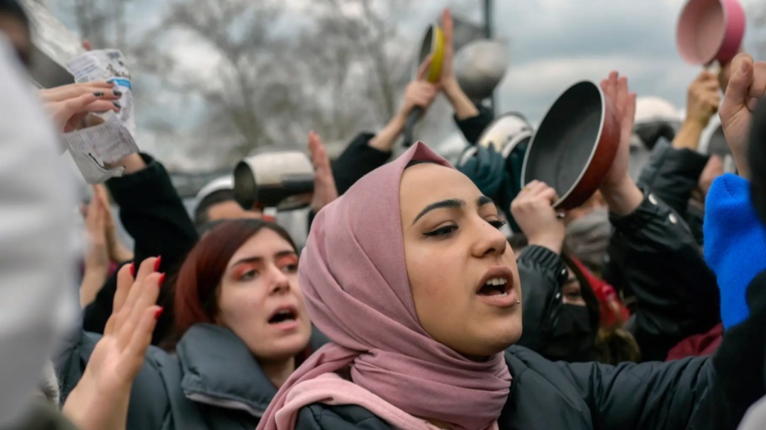 فواتير للكهرباء وآوانٍ مطبخية في مظاهرة إسطنبول.. والحكومة تعاني العجز الاقتصادي 