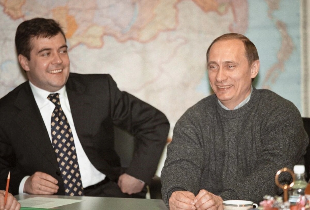 ميدفيديف مع فلاديمير بوتين في 27 مارس 2000 ، بعد يوم واحد من فوز بوتين في الانتخابات الرئاسية.