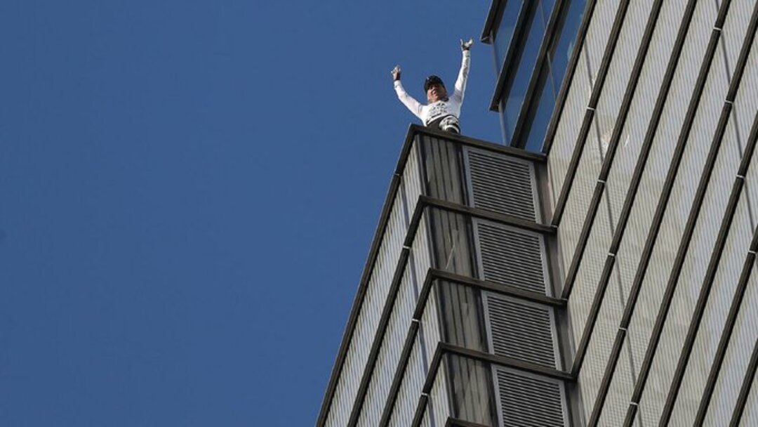 بعمر الـ60 سنة يتسلق مبنى مؤلف من 48 طابقاً في باريس.. تعرف إليه