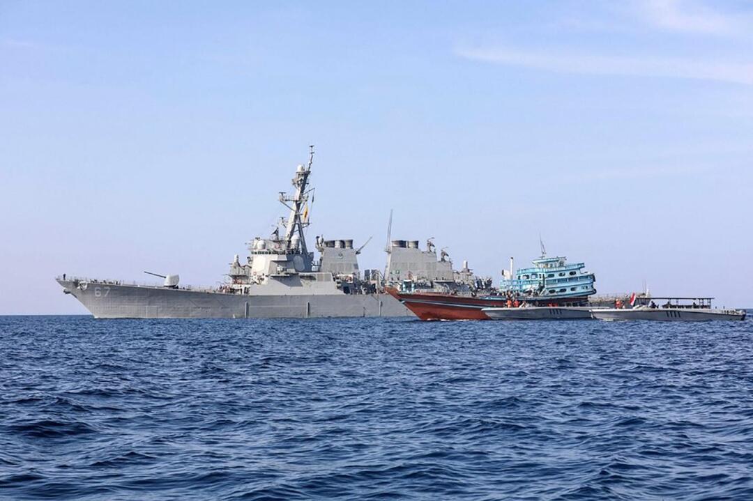 البحرية الأمريكية تعترض سفينة تهرب ذخيرة في خليج عُمان