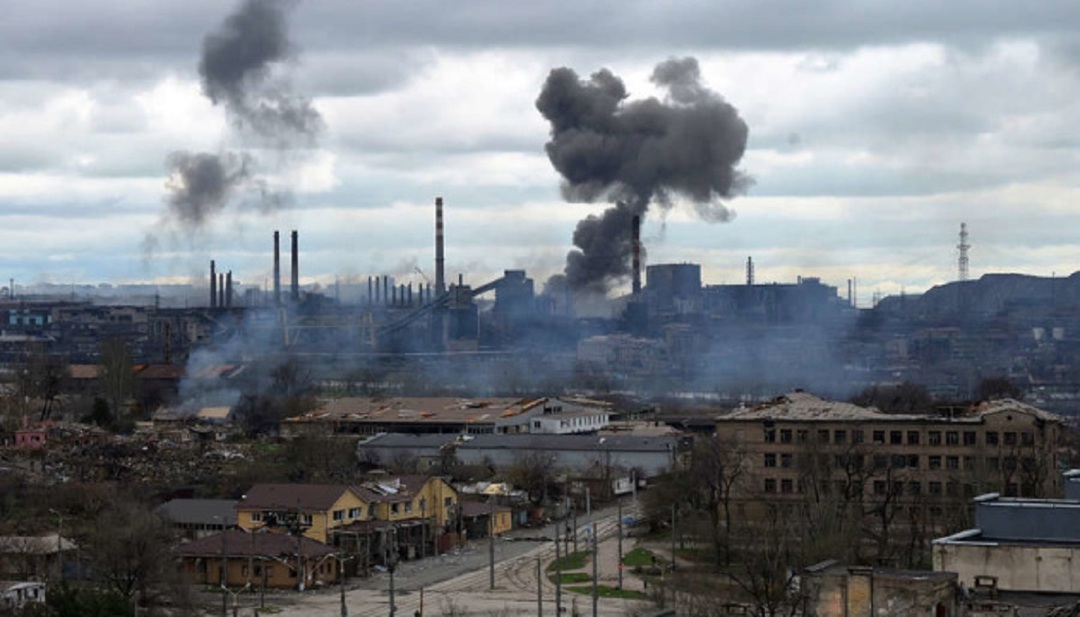 مصنع آزوفستال.. مغادرة 12 حافلة محملة بأوكرانيين محاصرين