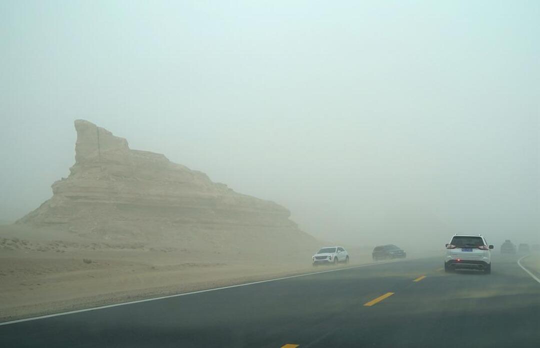 Sandstorm covers UAE, experts warn of health impacts from dusty conditions