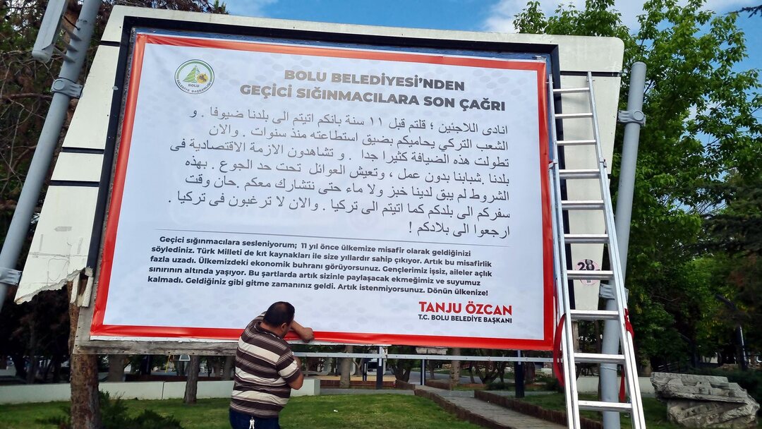 لافتات باللغة العربية تدعو السوريين للرحيل من تركيا