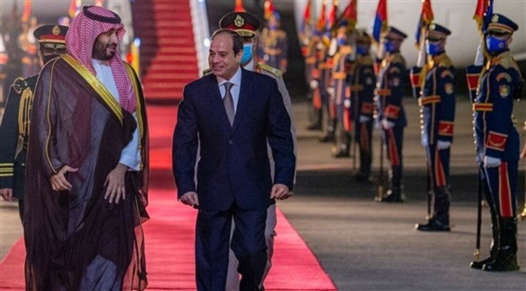الرئيس المصري يستقبل ولي العهد السعودي بمطار القاهرة