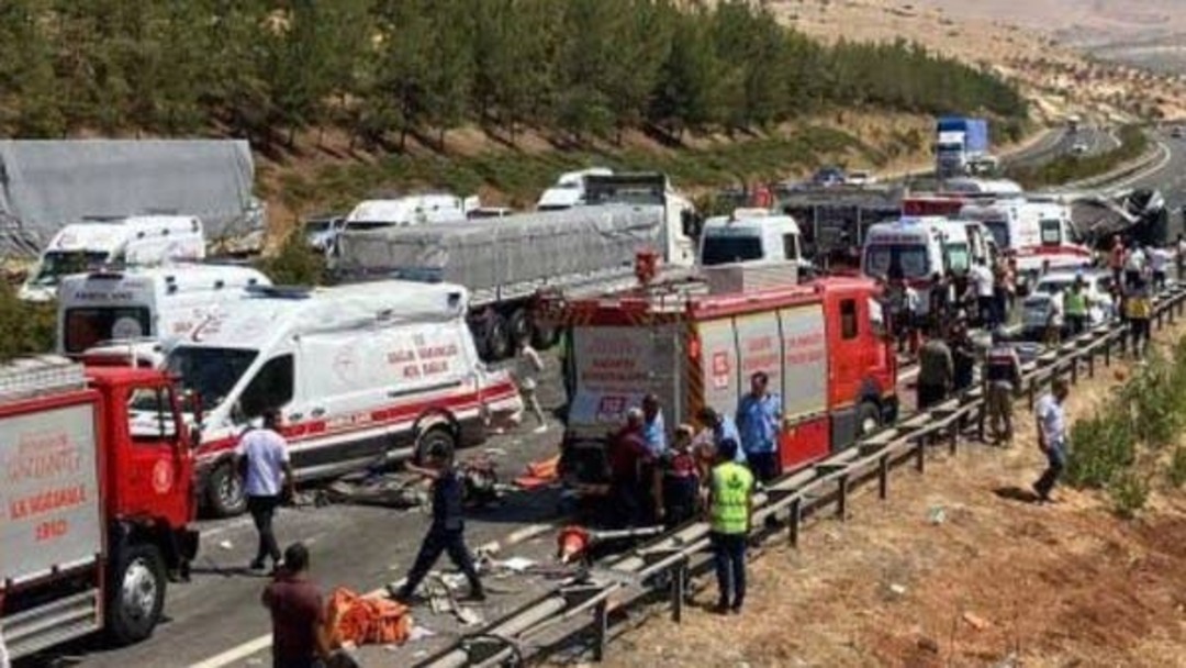 حادث مروري مروّع يودي بحياة 15 شخصاً في جنوب تركيا