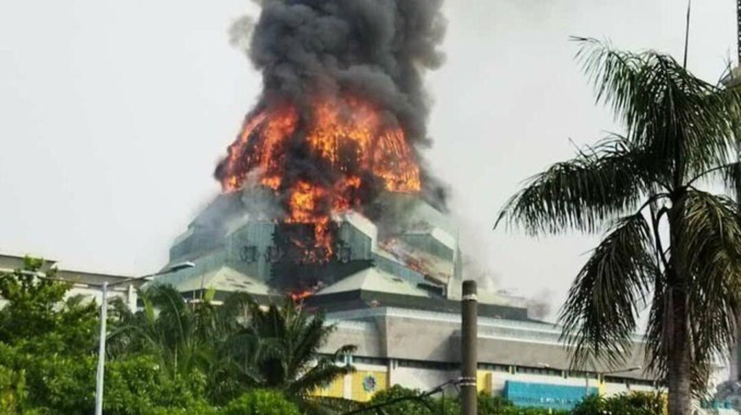 حريق في المركز الإسلامي بالعاصمة الإندونيسية جاكرتا (فيديو)