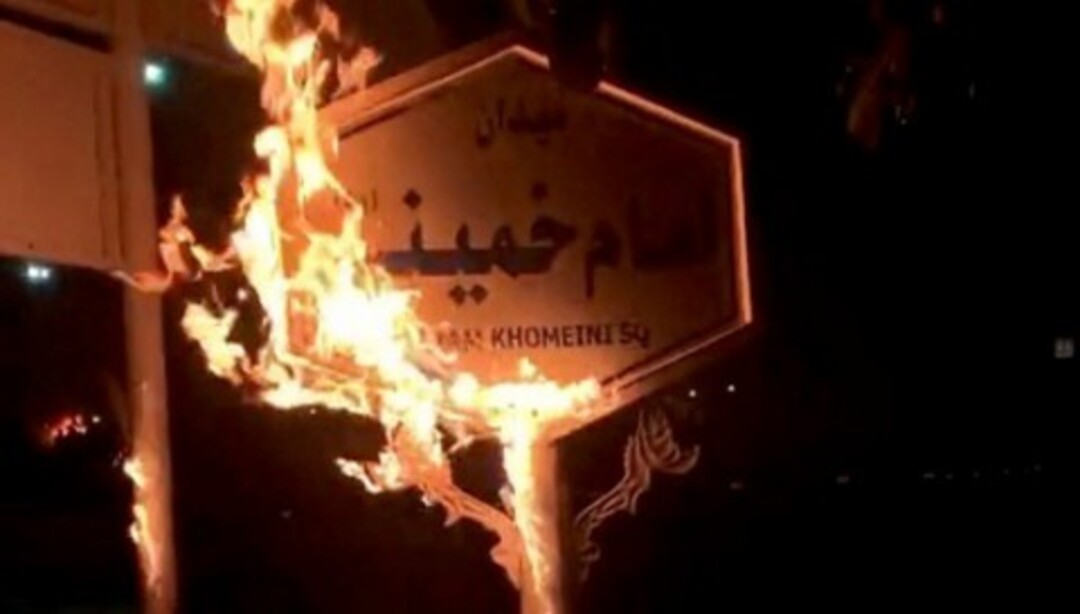 كسر الأصنام في إيران.. حرق منزل الخميني