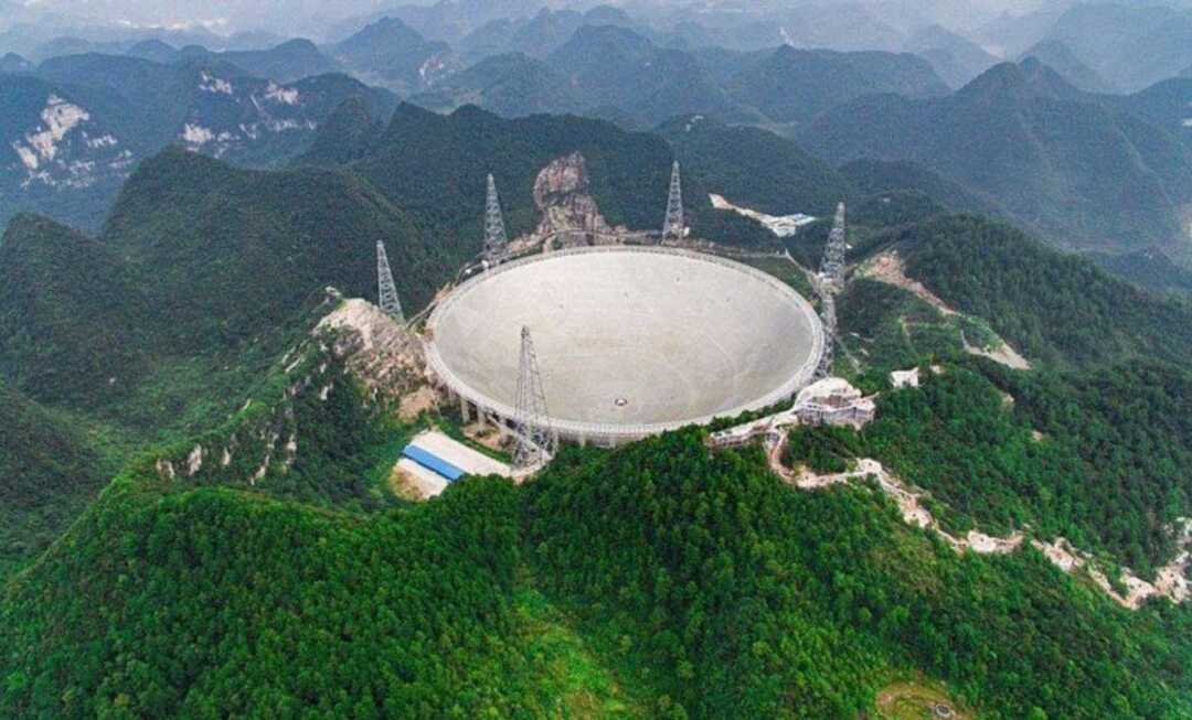 حجمه يساوي 30 ملعباً.. الصين تفتح أكبر تلسكوب لاسلكي في العالم (فيديو)