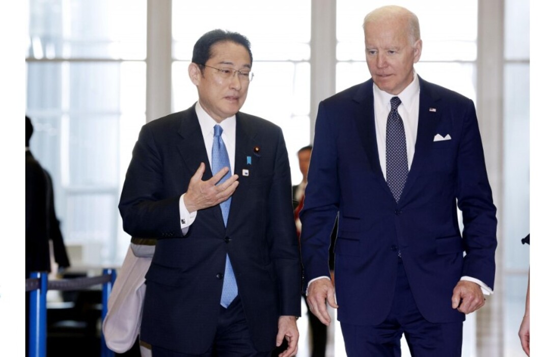 رئيس الوزراء الياباني فوميو كيشيدا (إلى اليسار) والرئيس الأمريكي جو بايدن يتحدثان في بروكسل، بلجيكا، في 24 مارس 2022 (كيودو)