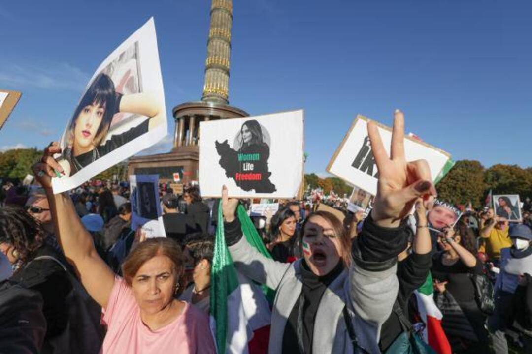 حفيد خميني يُطالب بتسليم الحكومة للشعب الإيراني