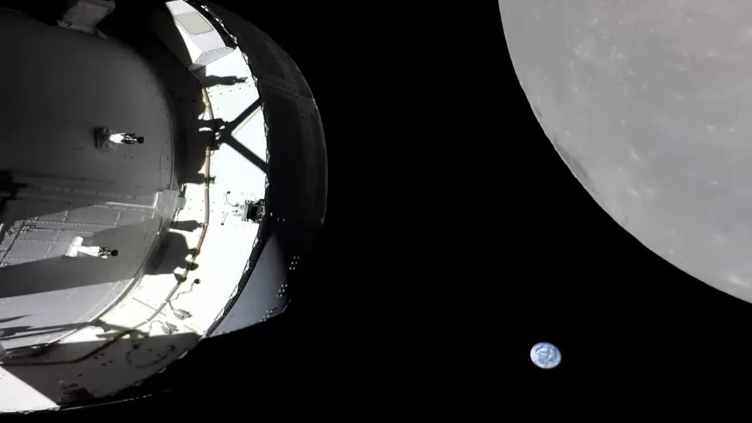 كبسولة أوريون تدور حول القمر