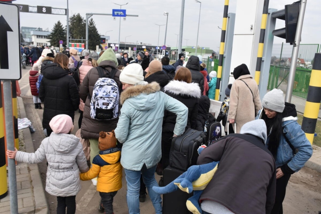 لاجئون من أوكرانيا يدخلون بولندا عند معبر ميديكا الحدودي. © المفوضية السامية للأمم المتحدة لشؤون اللاجئين / كريس ميلتسر