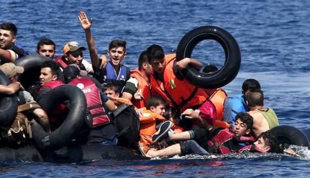مهاجرون معظمهم سوريون يناشدون لنجدتهم قبالة الشواطئ الإيطالية